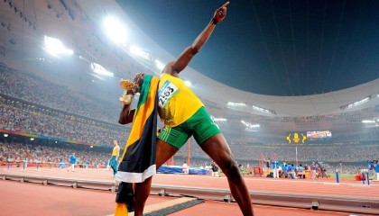 开云APP-关键封盖：李磊封阻对手最后一攻，守住胜利！