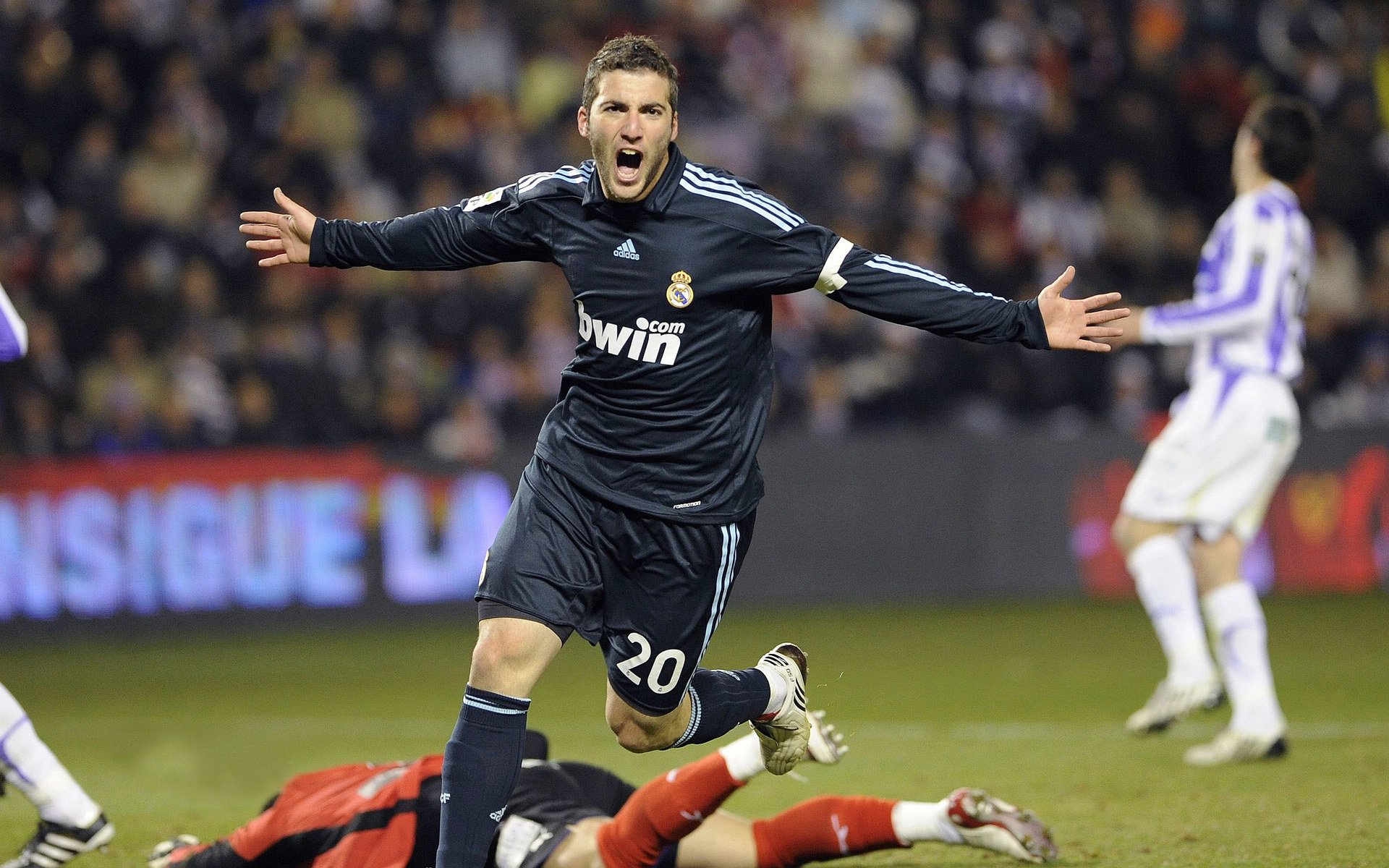 推动校园足球“长足”发展，打造青少年成长摇篮，校园足球中长期发展规划